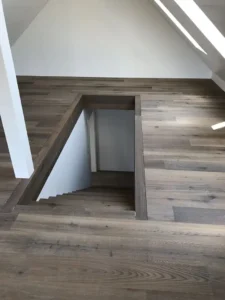 Holztreppe mit integrierten LED-Lichtern