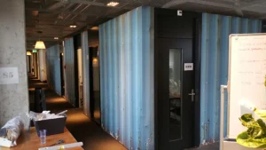 Tapete mit Metalltür-Motiv für kreative Raumgestaltung