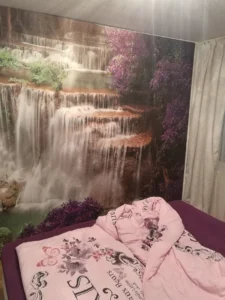 Fototapete mit Wasserfall-Motiv für natürliche Raumwirkung