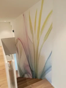 Fototapete mit buntem Linien-Design für lebendige Wandgestaltung