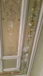 Restaurierte Deckenverzierung mit Blumenmuster