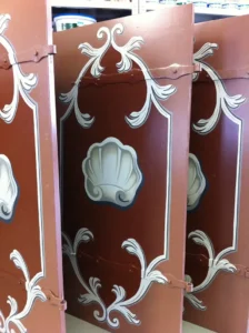 Restaurierte Wanddekoration mit Muschelmotiv