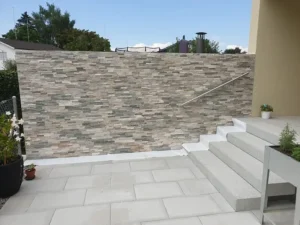 Außenbereich mit Steinplatten und Treppe