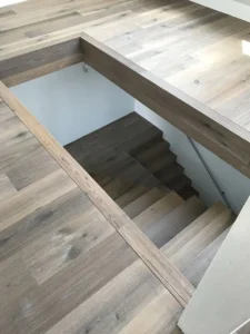 Holztreppe mit einer Einfassung in dunklem Holz